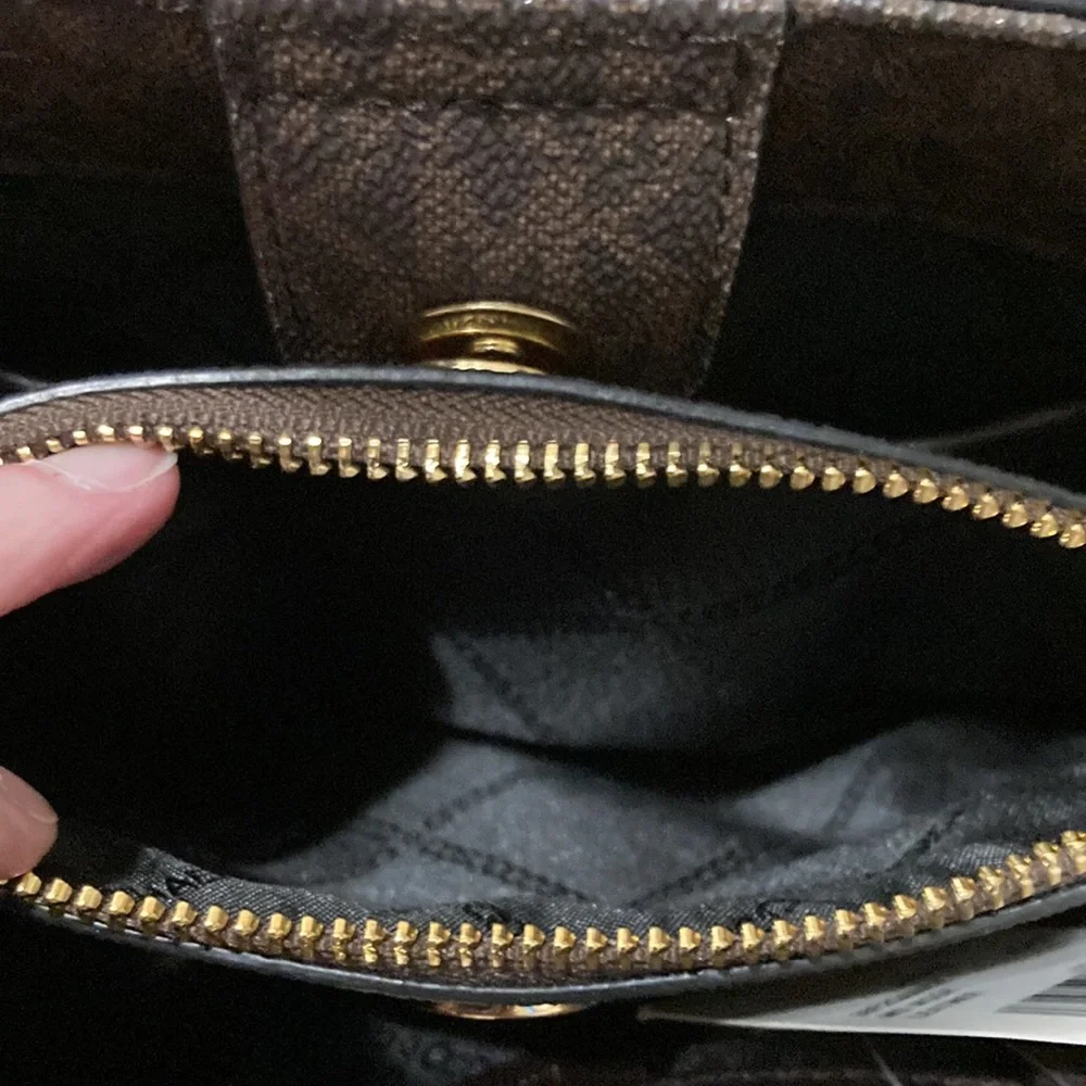Michael Michael Kors Austin Medium Pebbled Leather Messenger Bag USED